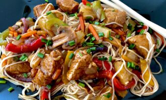 Рисовая лапша со свининой и овощами