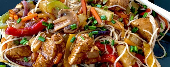 Рисовая лапша со свининой и овощами