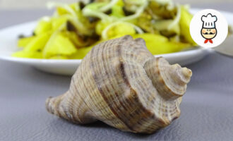 Жареный картофель с морскими улитками (рапаны)
