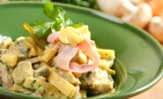 Салат с маринованными грибами
