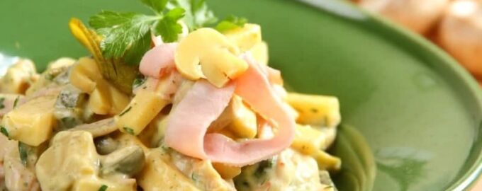 Салат с маринованными грибами