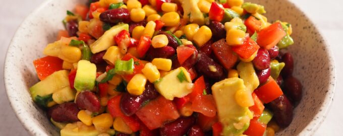 Салат «Мексиканский» с фасолью и кукурузой
