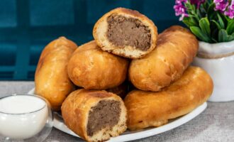 Пирожки с печенью и картошкой жареные на сковороде.