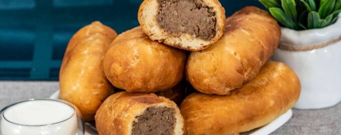 Пирожки с печенью и картошкой жареные на сковороде.