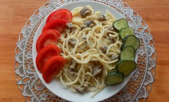 Куриные желудки, тушеные в сметане со спагетти