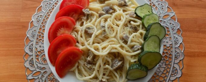 Куриные желудки, тушеные в сметане со спагетти