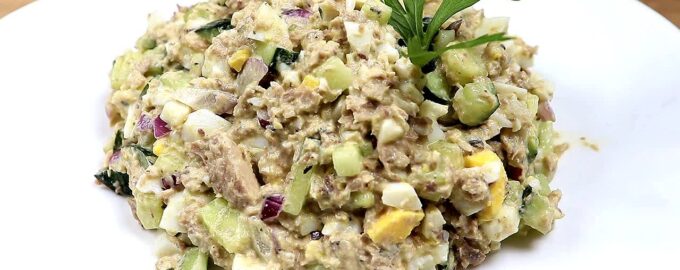 Рыбный салат из сайры с яйцом