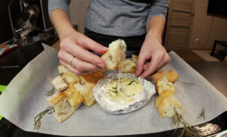 Запеченный камамбер с грецким орехом и клюквой