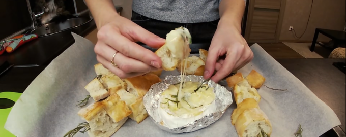 Запеченный камамбер с грецким орехом и клюквой