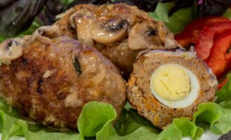 Котлеты с перепелиными яйцами под грибным соусом
