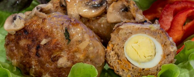 Котлеты с перепелиными яйцами под грибным соусом