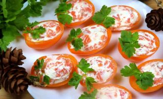 Фаршированные помидоры с семгой и сыром