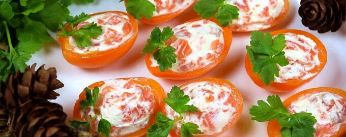 Фаршированные помидоры с семгой и сыром