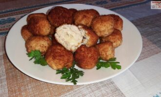 Куриные шарики с сыром Моцарелла