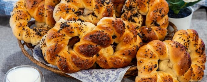 Домашние сдобные булочки с маком