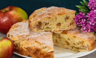 Домашняя шарлотка с яблоками и изюмом