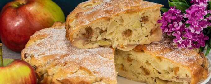 Домашняя шарлотка с яблоками и изюмом