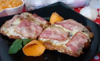 Отбивные из свинины с беконом в духовке