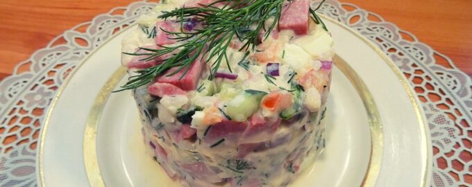 Салат с колбасой, яйцами и вареным рисом