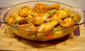 Куриные голени, запеченные с картофелем, морковью и перцем