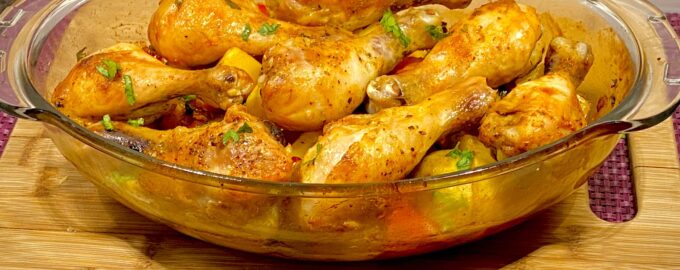Куриные голени, запеченные с картофелем, морковью и перцем