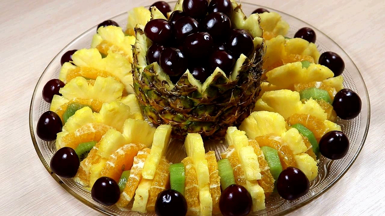 Нарезка фруктов с ананасом