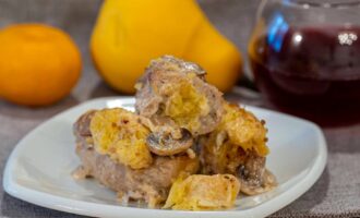 Свиные рулеты с грибами и сыром под соусом