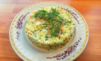 Салат из савойской капусты с яйцом и огурцом