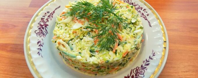 Салат из савойской капусты с яйцом и огурцом