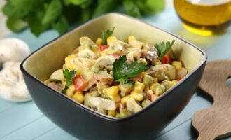 Овощной салат с копченой курицей