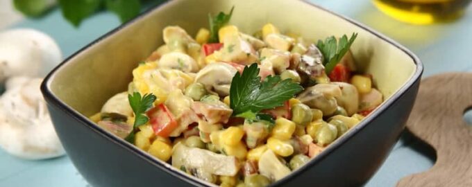 Овощной салат с копченой курицей