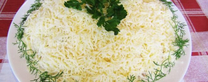 Слоеный салат с индейкой и сыром