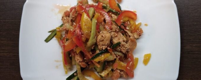 Рецепт салата с курицей без майонеза на праздничный стол.