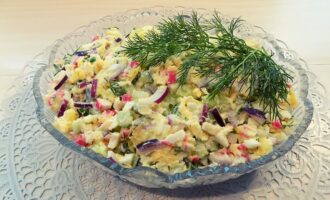 Крабовый салат с огурцом и плавленным сыром