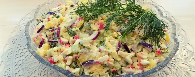 Крабовый салат с огурцом и плавленным сыром