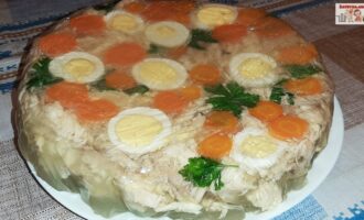 Заливное из курицы с яйцами