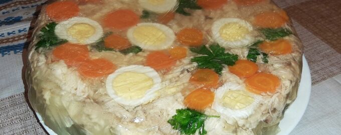Заливное из курицы с яйцами