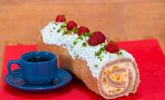 Бисквитный рулет с творогом и курагой