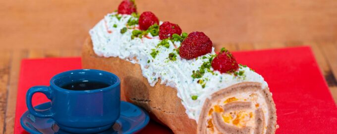 Бисквитный рулет с творогом и курагой