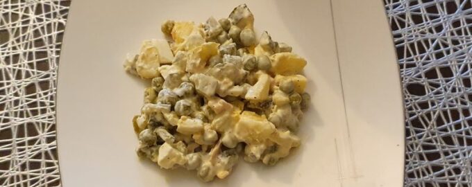 Картофельный салат с копченым лососем