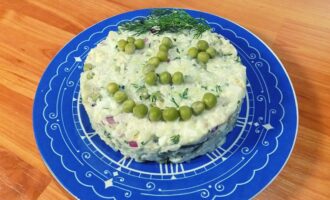 Салат с яйцом рисом и вареной рыбой