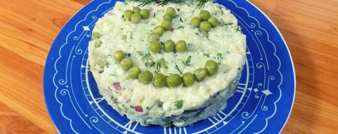 Салат с яйцом рисом и вареной рыбой