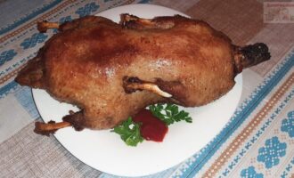 Сочная утка в винном маринаде в духовке