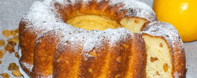 Творожный кекс на сметане с изюмом
