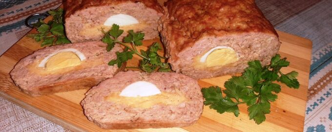 Куриный рулет с яйцом и сыром