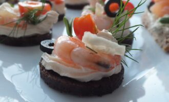 Новогодние канапе с креветками