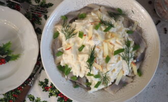 Сельдь с яблоками и луком