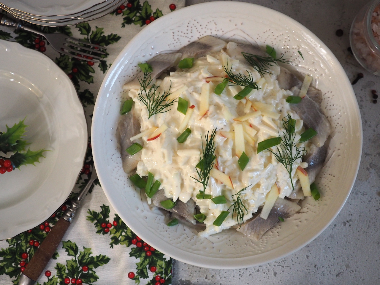 Закуска из сельди со сметаной, сладким перцем, маринованным огурцом и морковью