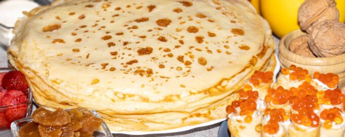 Блины на молоке с икрой и сливочным сыром
