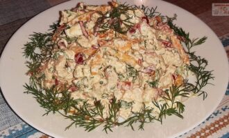 Салат с курицей, сыром «Фета» и овощами